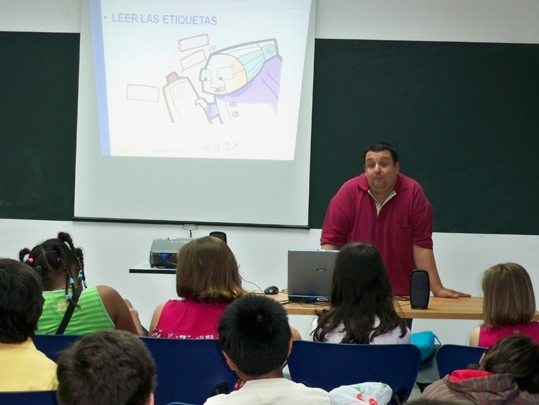2018_19_Programa educativo_Descifrando el enigma de la etiqueta. Etiquetado de los productos_imagen taller Desxifrant l'enigma de l'etiqueta. Etiquetatge dels productes