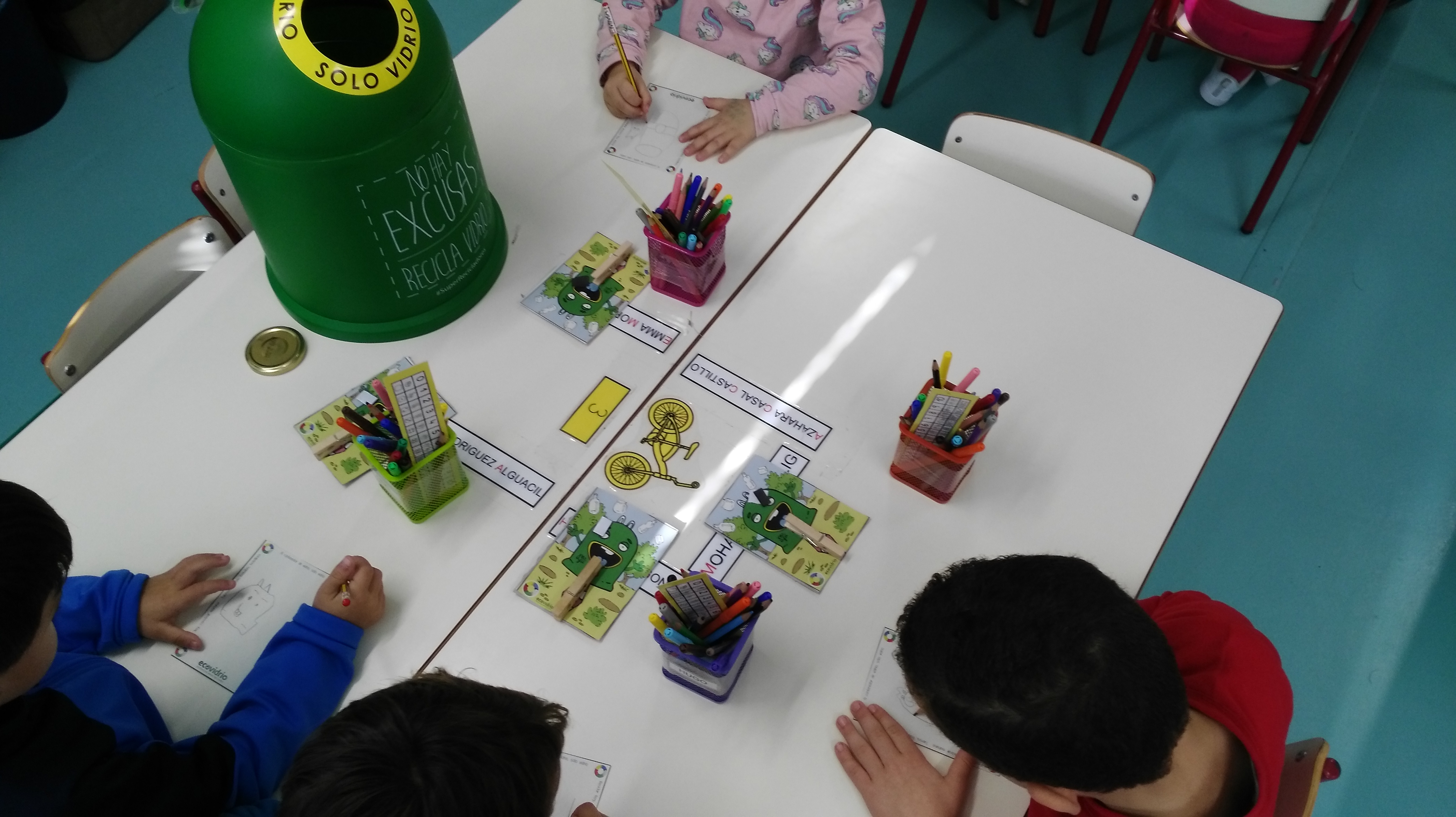 2017_2018_Progr-Educa_ R5S_1. Mr Iglú-Cuelganotas Taller que tiene como eje de trabajo el contenedor verde, los residuos de envases de vidrio y Mr. Iglú.