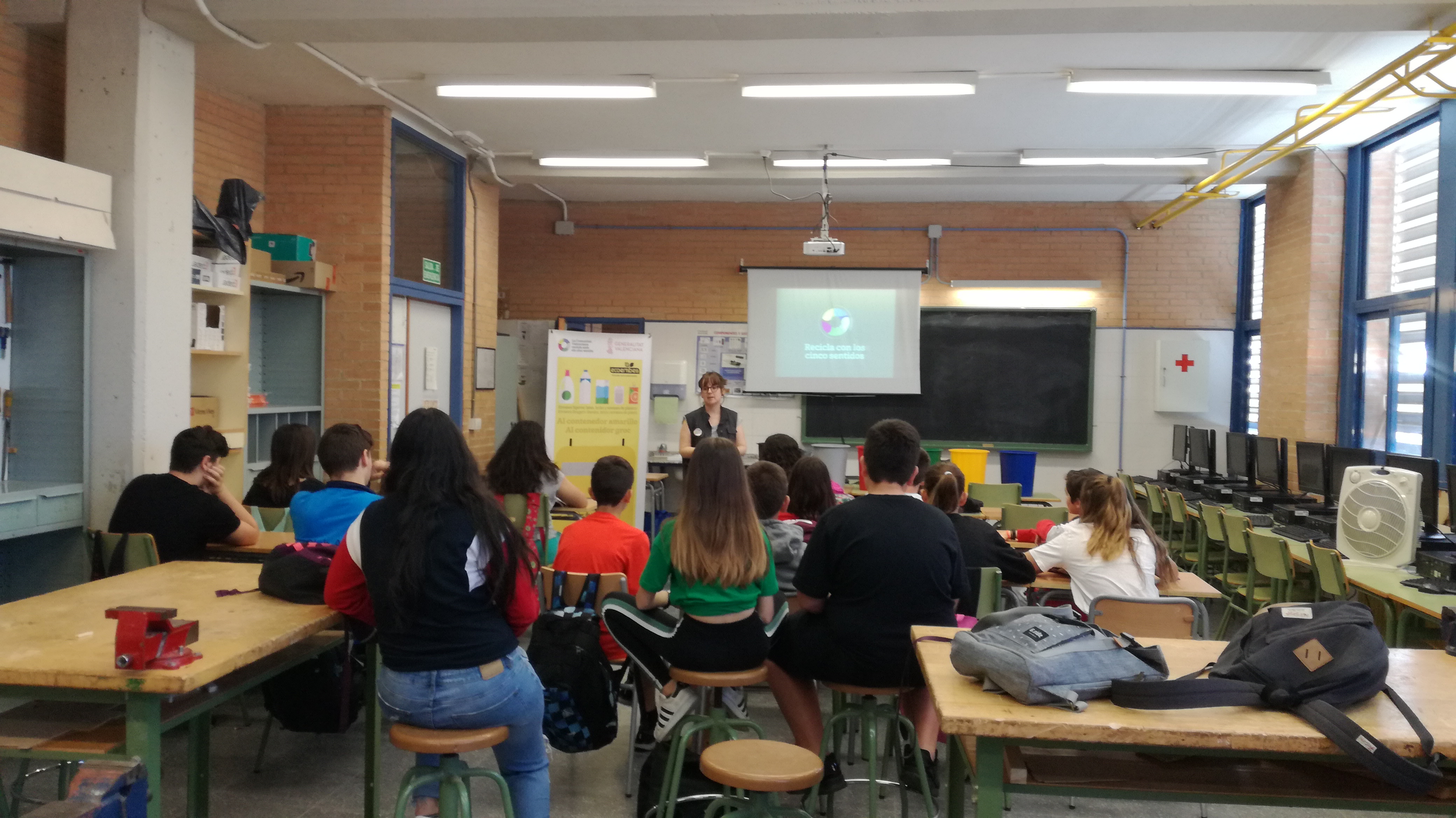 dav Si reciclas pregunta y si no, también: taller que tiene como eje de trabajo todos los contenedores y por tanto todos los residuos incluidos en Recicla con los Cinco Sentidos (R5S).